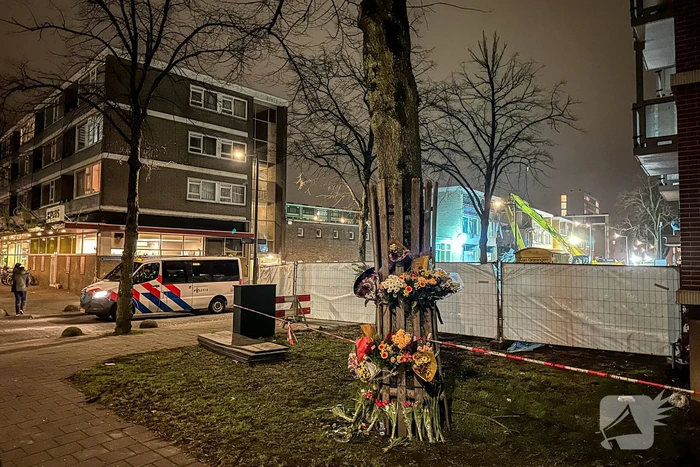 Eerste bloemen neergelegd bij rampplek