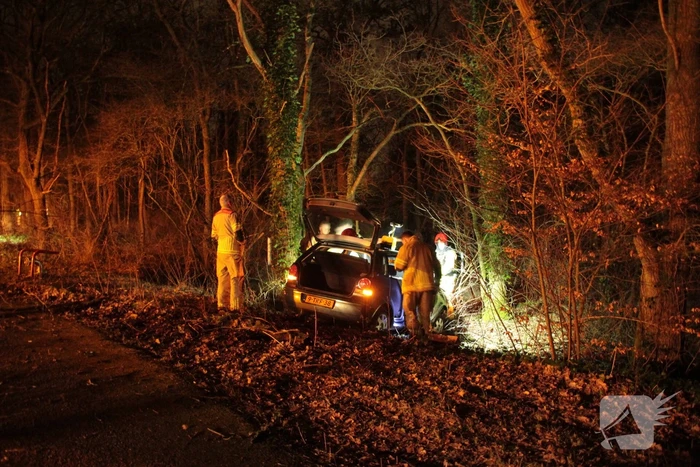 Auto vliegt uit de bocht