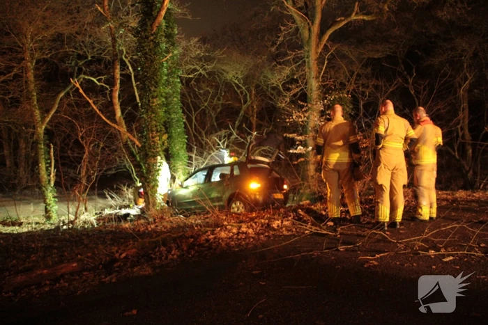 Auto vliegt uit de bocht
