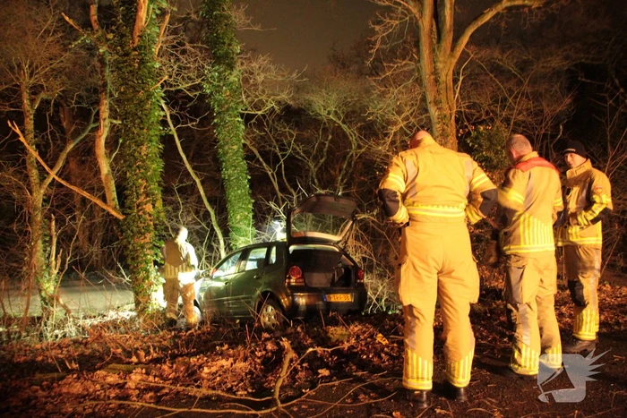 Auto vliegt uit de bocht