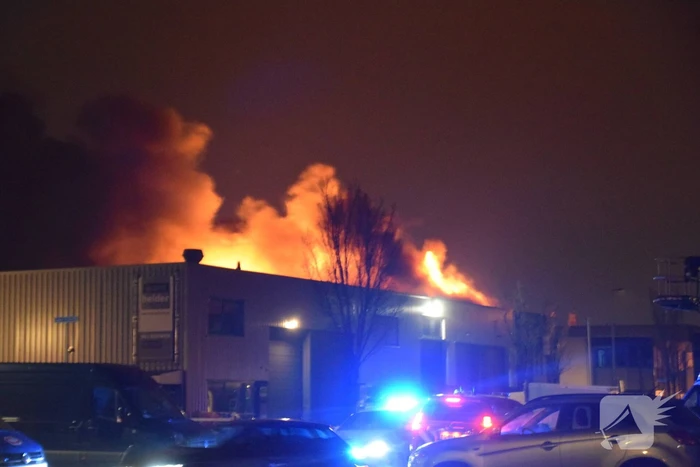 Zeer grote brand in bedrijfspand
