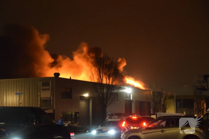 Zeer grote brand in bedrijfspand