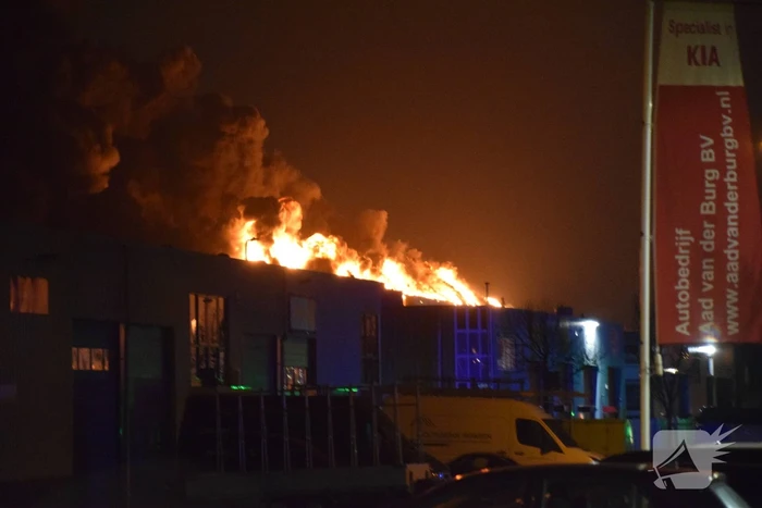 Zeer grote brand in bedrijfspand