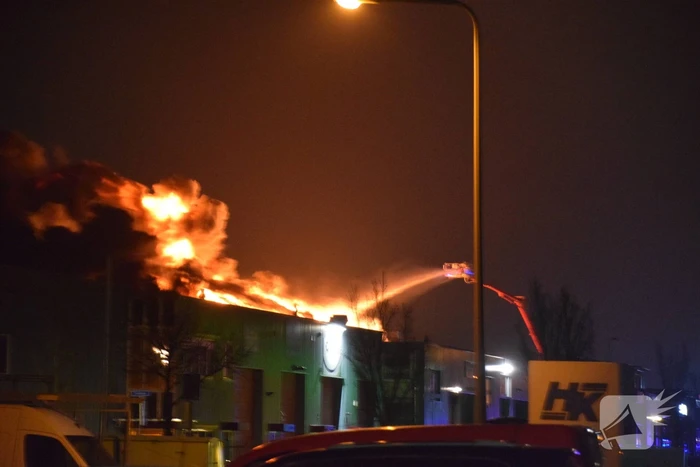Zeer grote brand in bedrijfspand