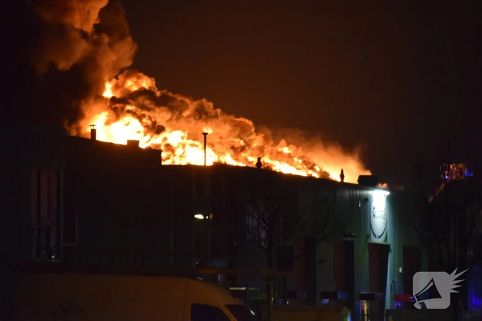Zeer grote brand in bedrijfspand