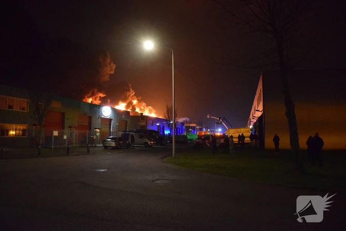Zeer grote brand in bedrijfspand