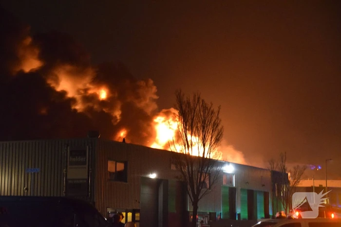 Zeer grote brand in bedrijfspand