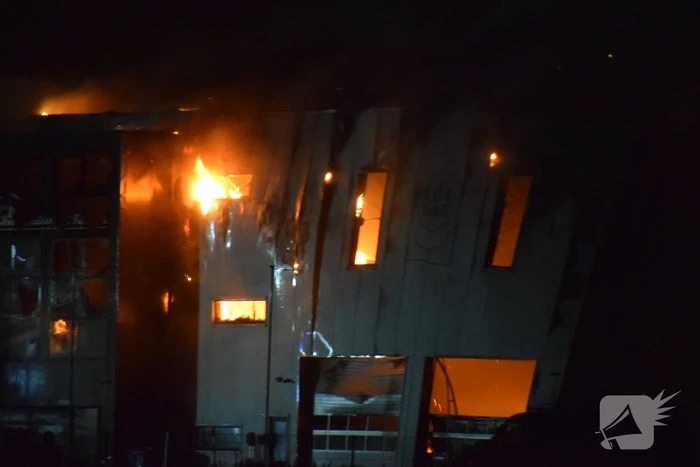 Zeer grote brand in bedrijfspand