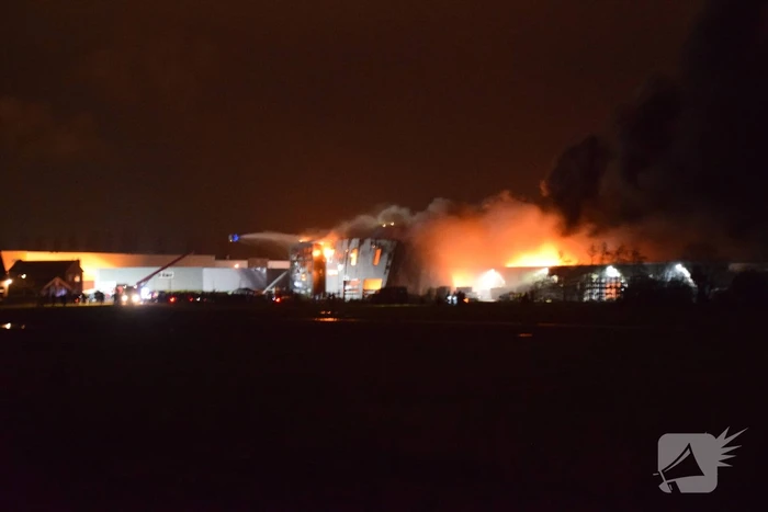 Zeer grote brand in bedrijfspand