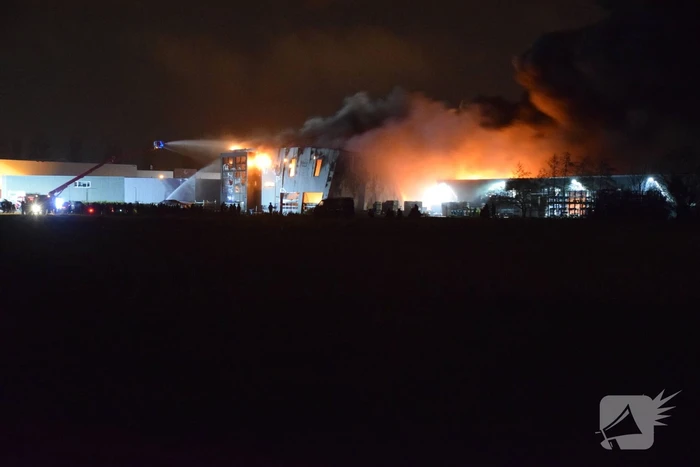 Zeer grote brand in bedrijfspand