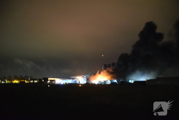 Zeer grote brand in bedrijfspand