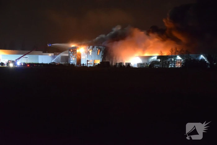 Zeer grote brand in bedrijfspand
