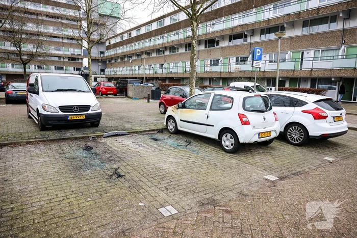 Geparkeerde auto loopt flinke schade door brand
