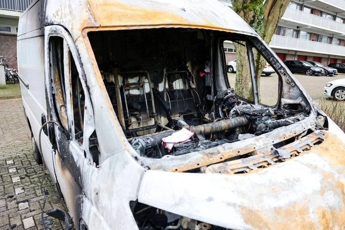 Bestelbus total-loss na uitslaande brand