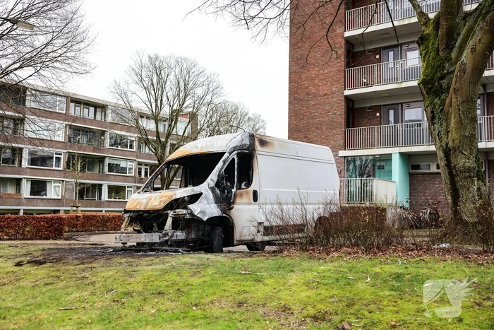 Bestelbus total-loss na uitslaande brand