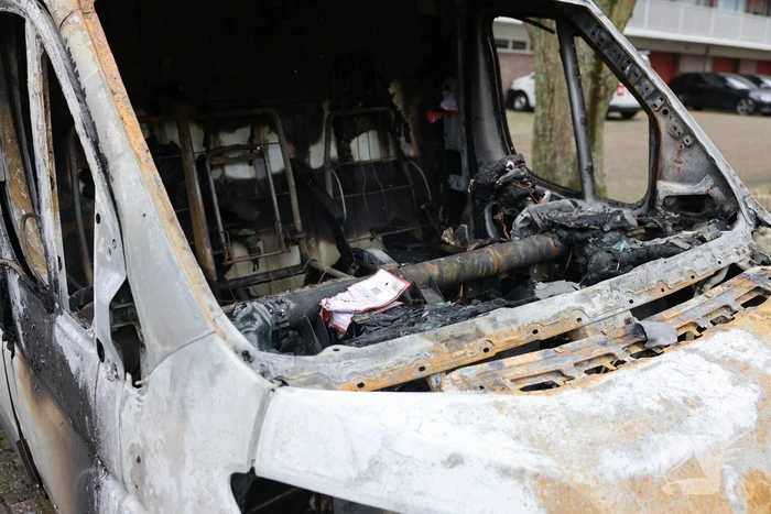 Bestelbus total-loss na uitslaande brand