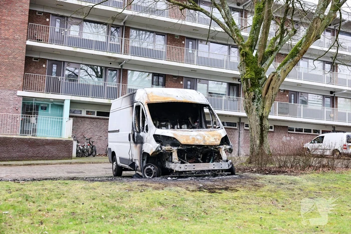 Bestelbus total-loss na uitslaande brand