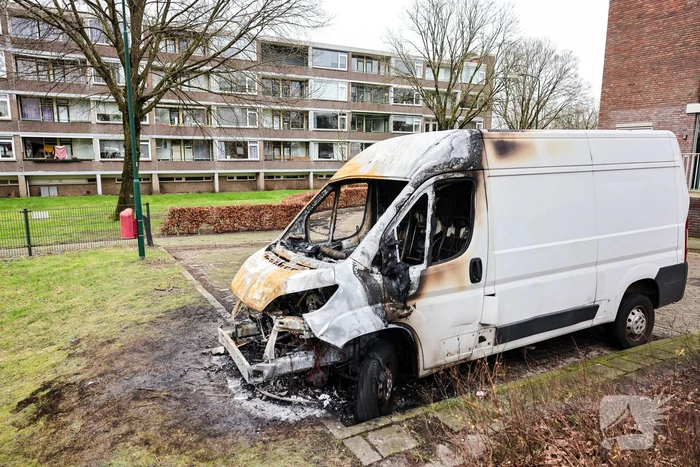 Bestelbus total-loss na uitslaande brand