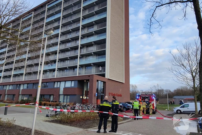 Brandstichting in trappenhuis van flat