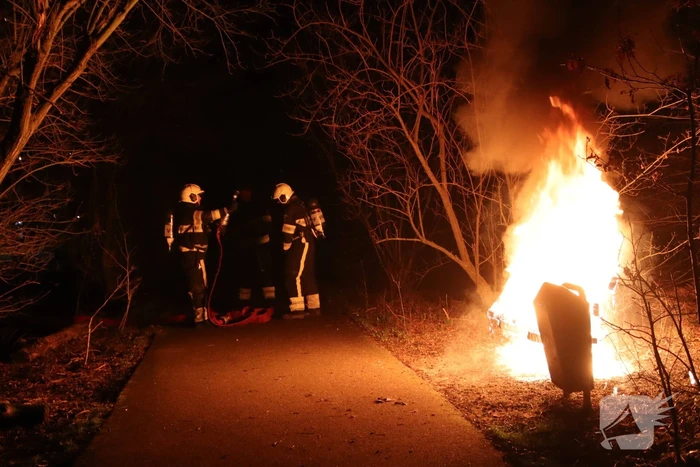 Bank staat volledig in brand