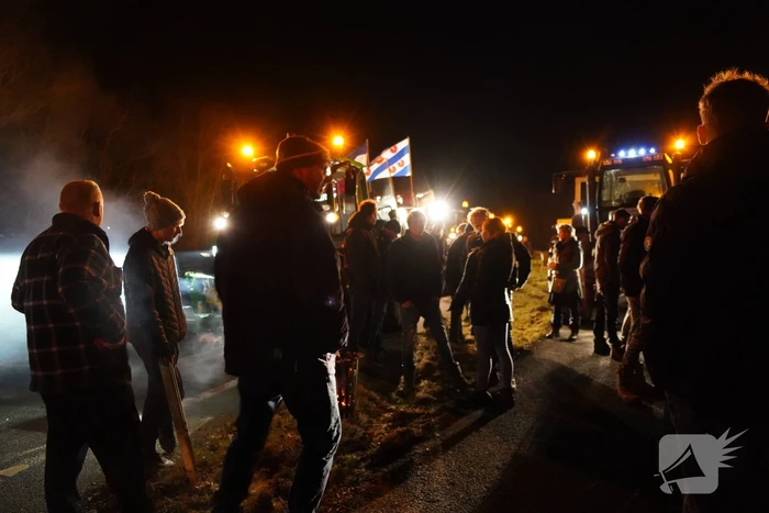 Afsluitdijk grotendeels geblokkeerd door boeren