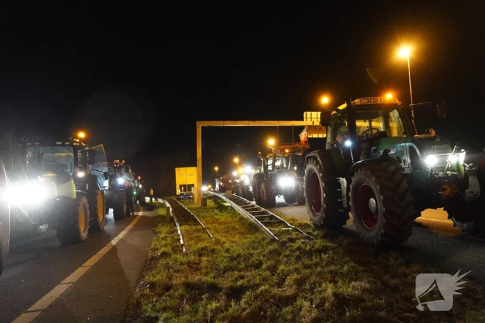Afsluitdijk grotendeels geblokkeerd door boeren