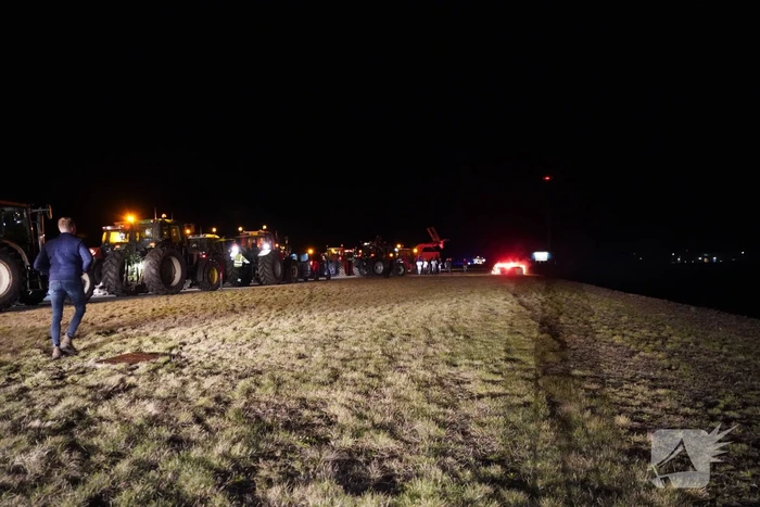Afsluitdijk grotendeels geblokkeerd door boeren