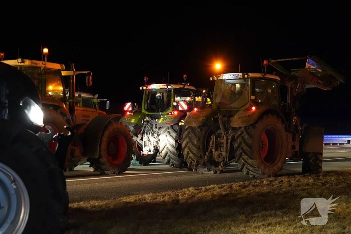 Afsluitdijk grotendeels geblokkeerd door boeren