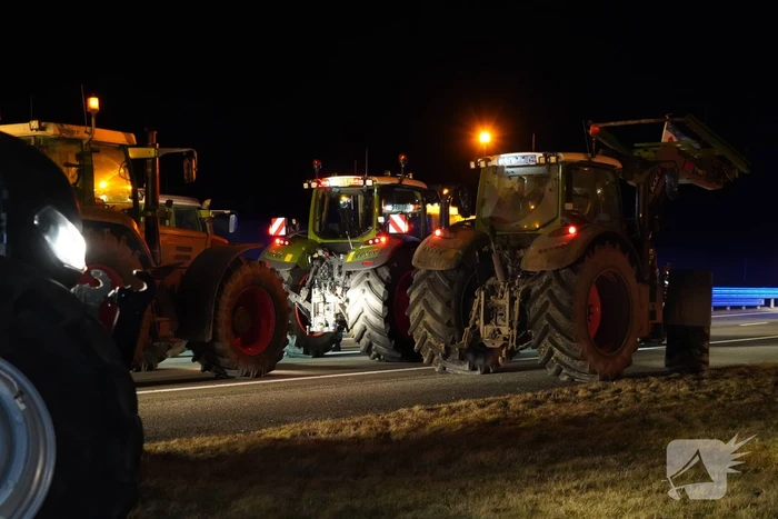 Afsluitdijk grotendeels geblokkeerd door boeren