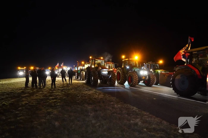 Afsluitdijk grotendeels geblokkeerd door boeren