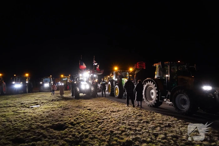 Afsluitdijk grotendeels geblokkeerd door boeren