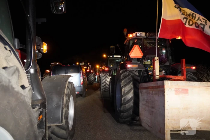 Afsluitdijk grotendeels geblokkeerd door boeren