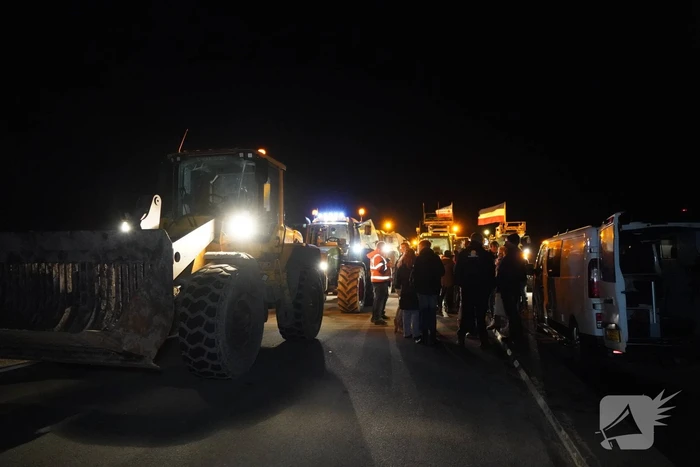 Afsluitdijk grotendeels geblokkeerd door boeren