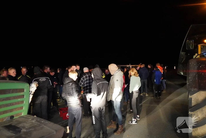 Afsluitdijk grotendeels geblokkeerd door boeren