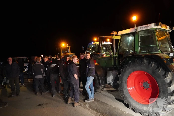 Afsluitdijk grotendeels geblokkeerd door boeren