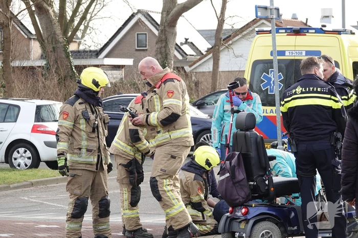 Vrouw bekneld onder scootmobiel