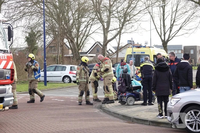 Vrouw bekneld onder scootmobiel