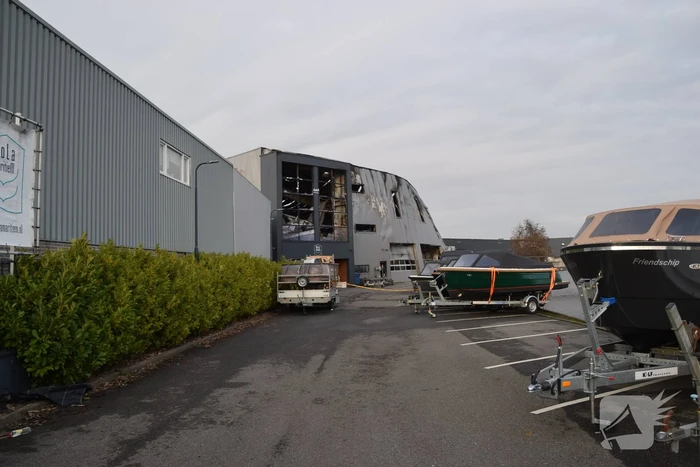 Enorme schade door verwoestende brand goed zichtbaar
