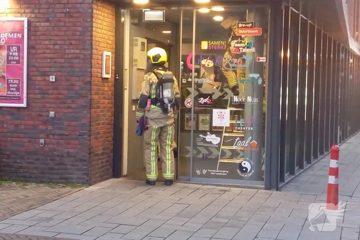 Brandweer onderzoekt cultureel centrum op brand