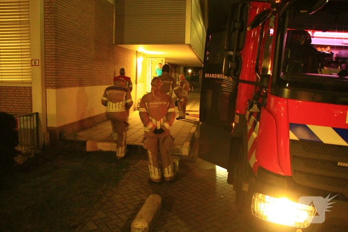 Persoon met vinger vast in staafmixer