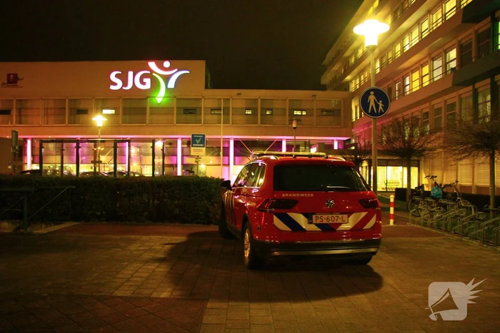 Persoon met vinger vast in staafmixer