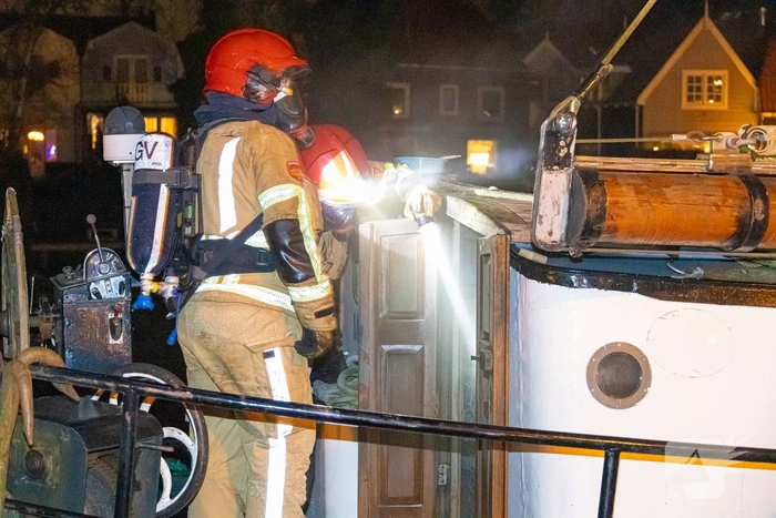 Brand in schip snel onder controle, omstander bekeurd voor hinderen brandweer