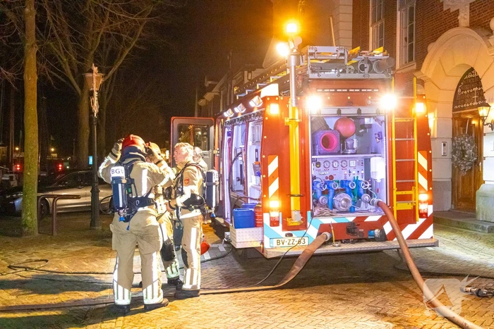 Brand in schip snel onder controle, omstander bekeurd voor hinderen brandweer