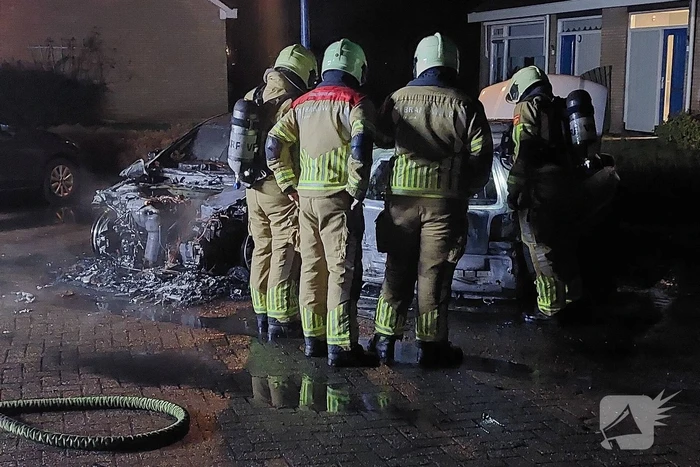 Twee personenwagens door brand verwoest