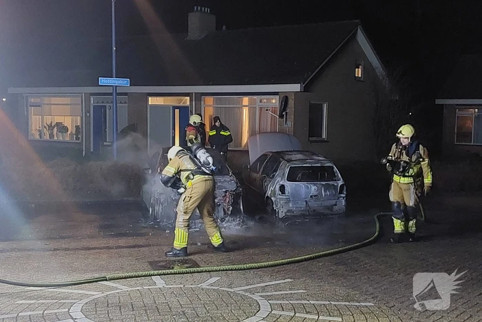 Twee personenwagens door brand verwoest