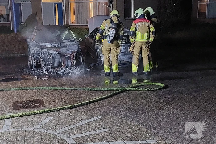 Twee personenwagens door brand verwoest