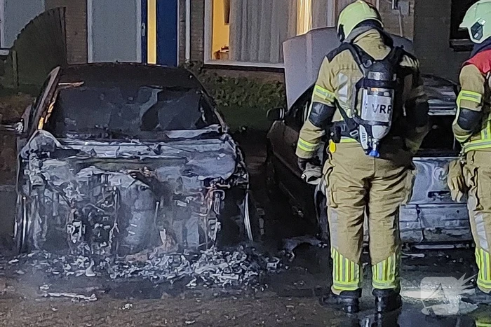 Twee personenwagens door brand verwoest