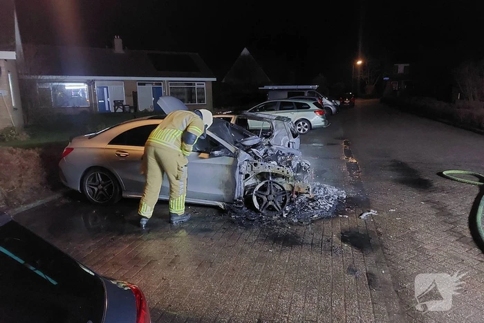 Twee personenwagens door brand verwoest