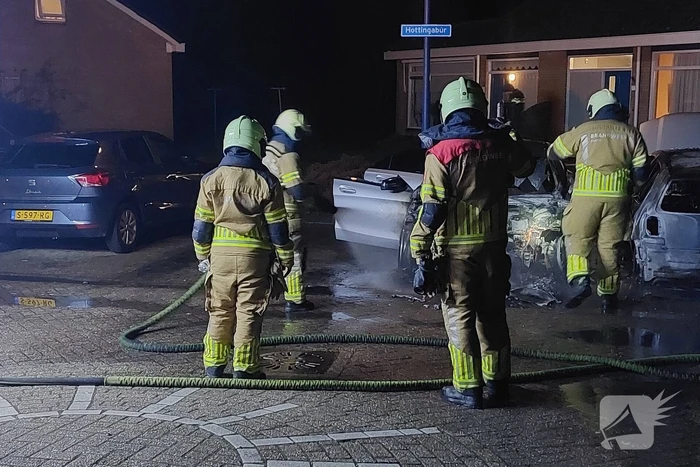 Twee personenwagens door brand verwoest