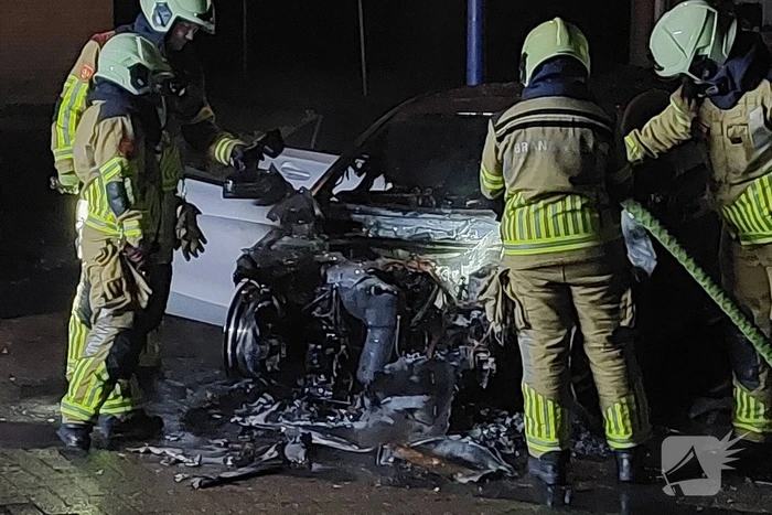 Twee personenwagens door brand verwoest